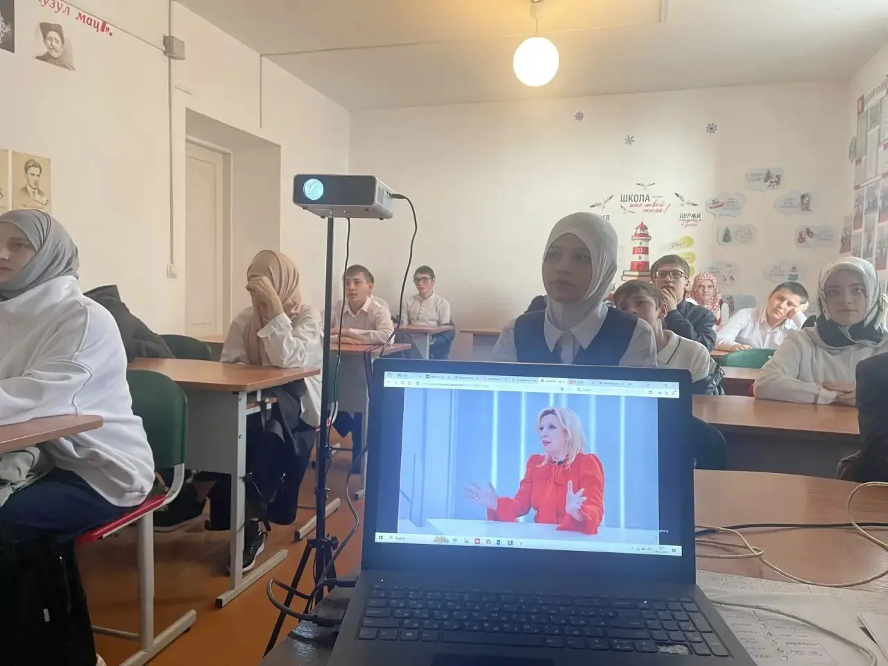☀️ Сегодня  школьное утро в МКОУ «Годоберинская СОШ»  началось со сложившейся традиции ...