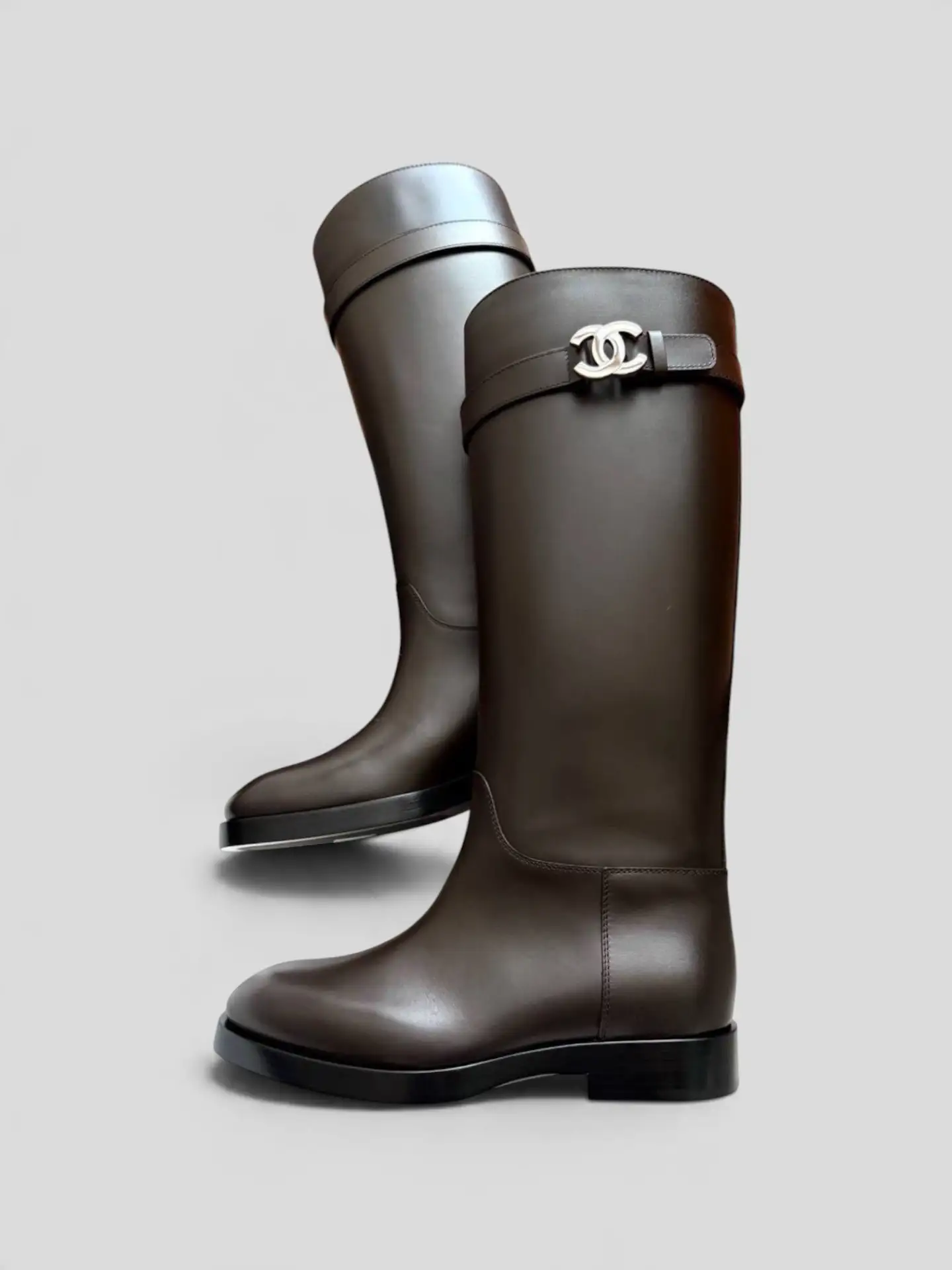 Новые сапоги Chanel, маркировки: 38 (24.5 см), 39 (25.5 см).
