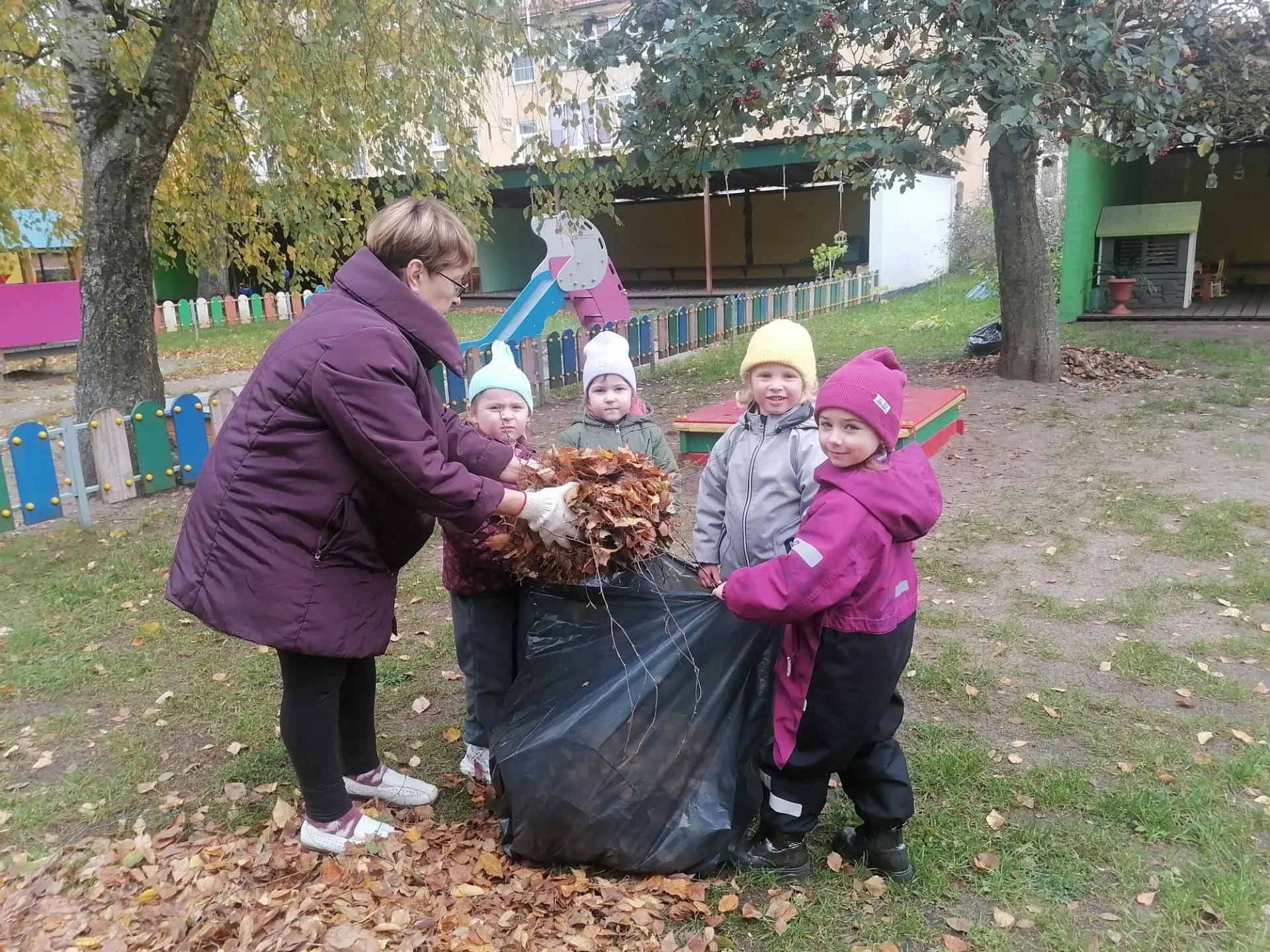 🍁На дворе осень, а значит, пришла пора уборки листьев на участках нашего детского сада.
