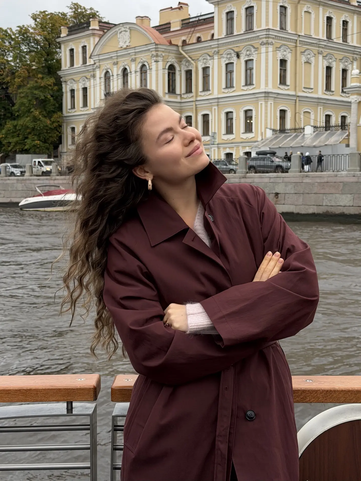 Бордовый тренч, мягкий трикотаж и глубокие шоколадные оттенки — гармония фактур и цвета...