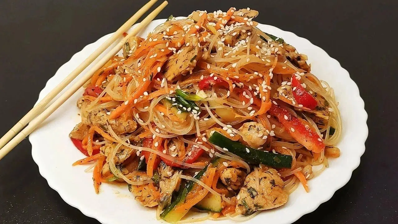 Вот рецепт салата с хрустящей курицей и фунчезой, который получается особенно сочным, б...