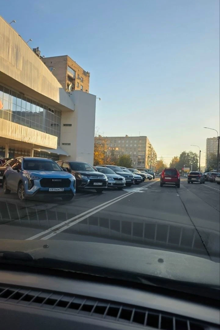 На ул. Фаворского у Максидома четырехполосная дорога, по 2 полосы в каждую сторону. Пос...