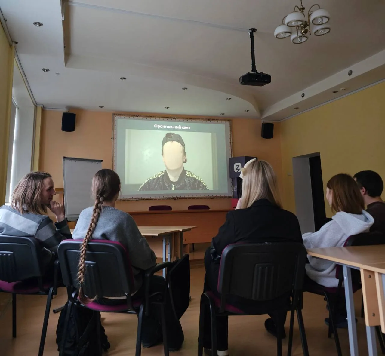 📸 В студенческом медиацентре СВГУ «СВЭГАЧ» ребята осваивают фото- и видеосъёмку.