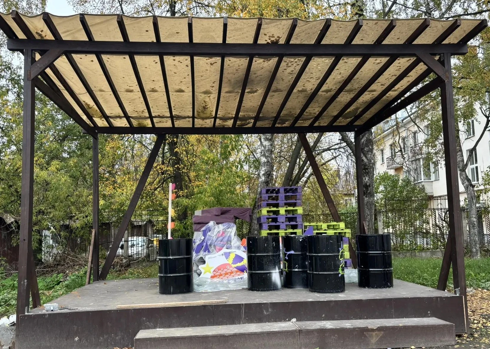 🎤 Во внутреннем дворике Дома молодежи в Великих Луках смонтировали летнюю сцену
