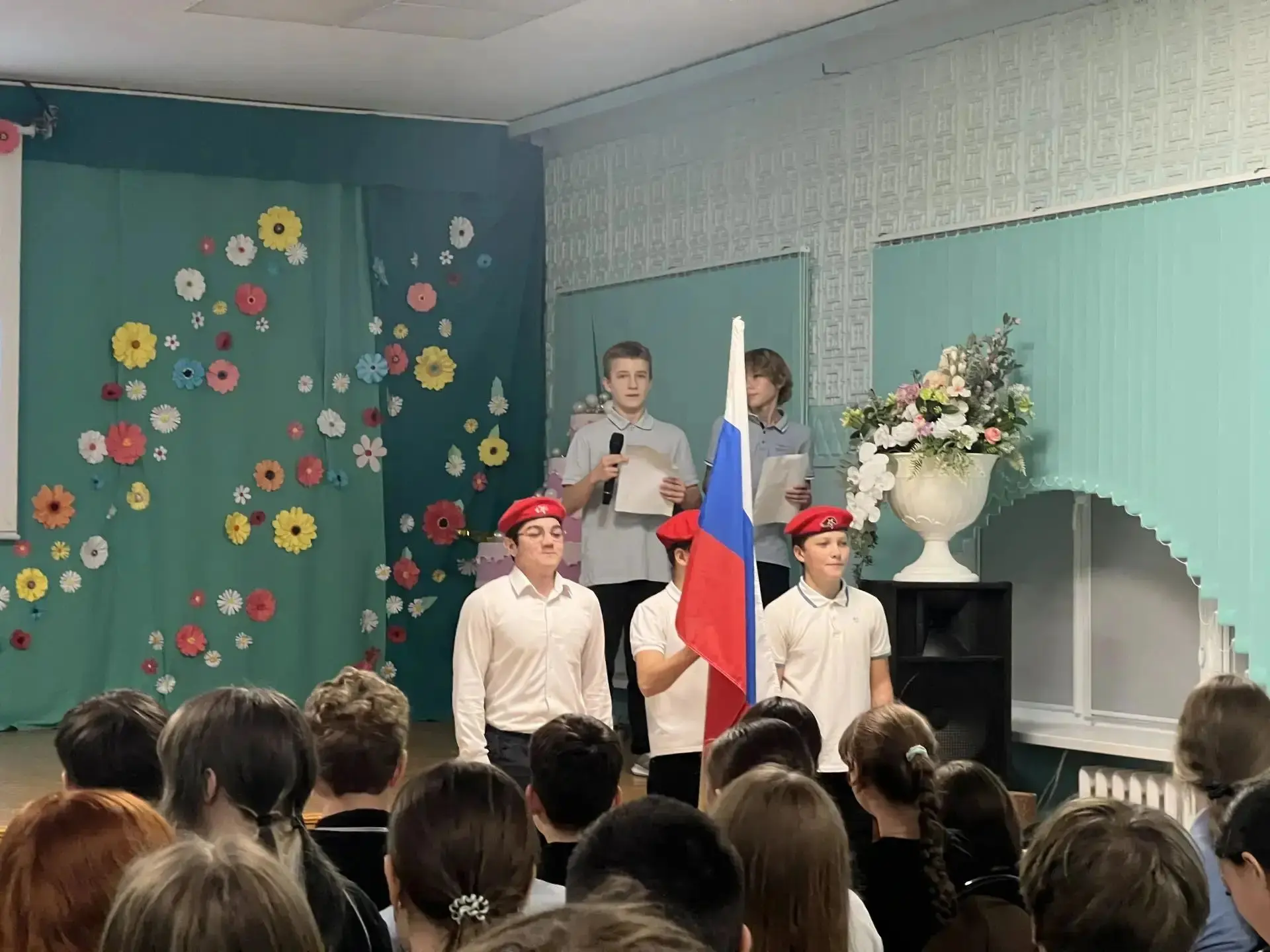 Еженедельная торжественная линейка, посвященная выносу Государственного флага Российско...