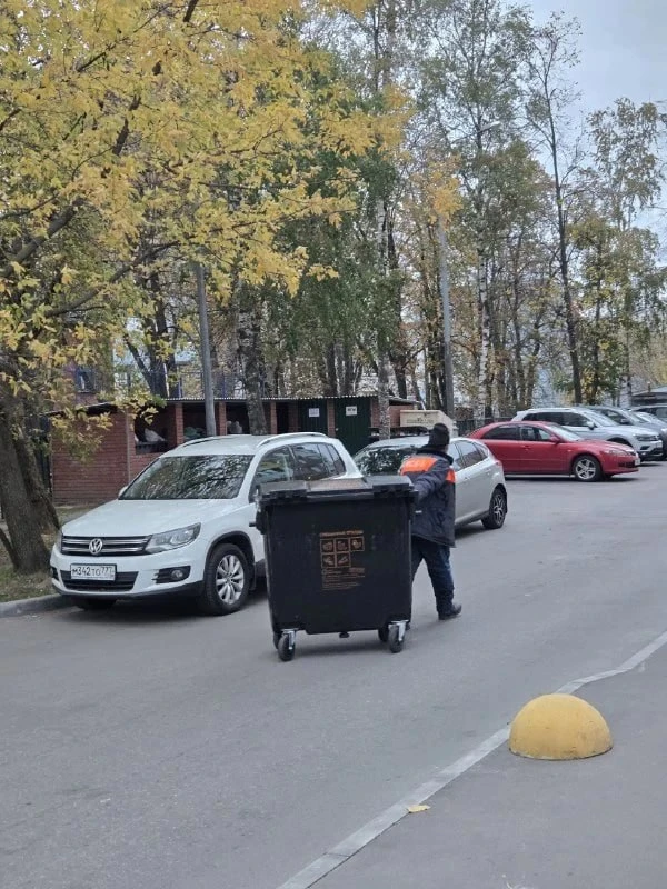 🌧 Баки у дома на Вернадского откатывают к перекрёстку