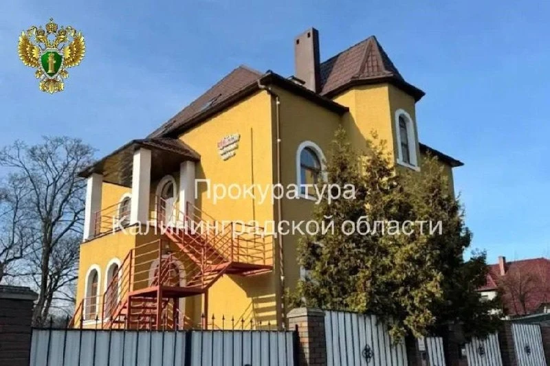 3-летняя девочка упала на игровой площадке и получила тяжёлые травмы.