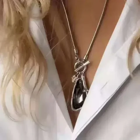 Серебряное ожерелье с кулоном