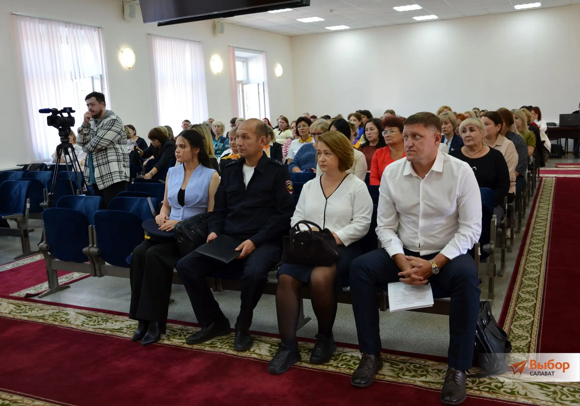 В Салавате провели заседание комиссии по делам несовершеннолетних и защите их прав, на ...