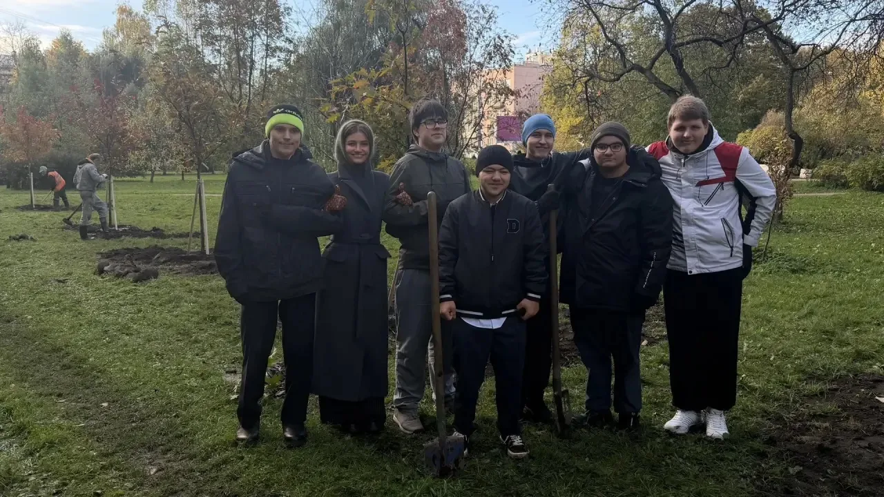 Сегодня учащиеся 10 «Б» класса активно приняли участие в Месячнике благоустройства горо...