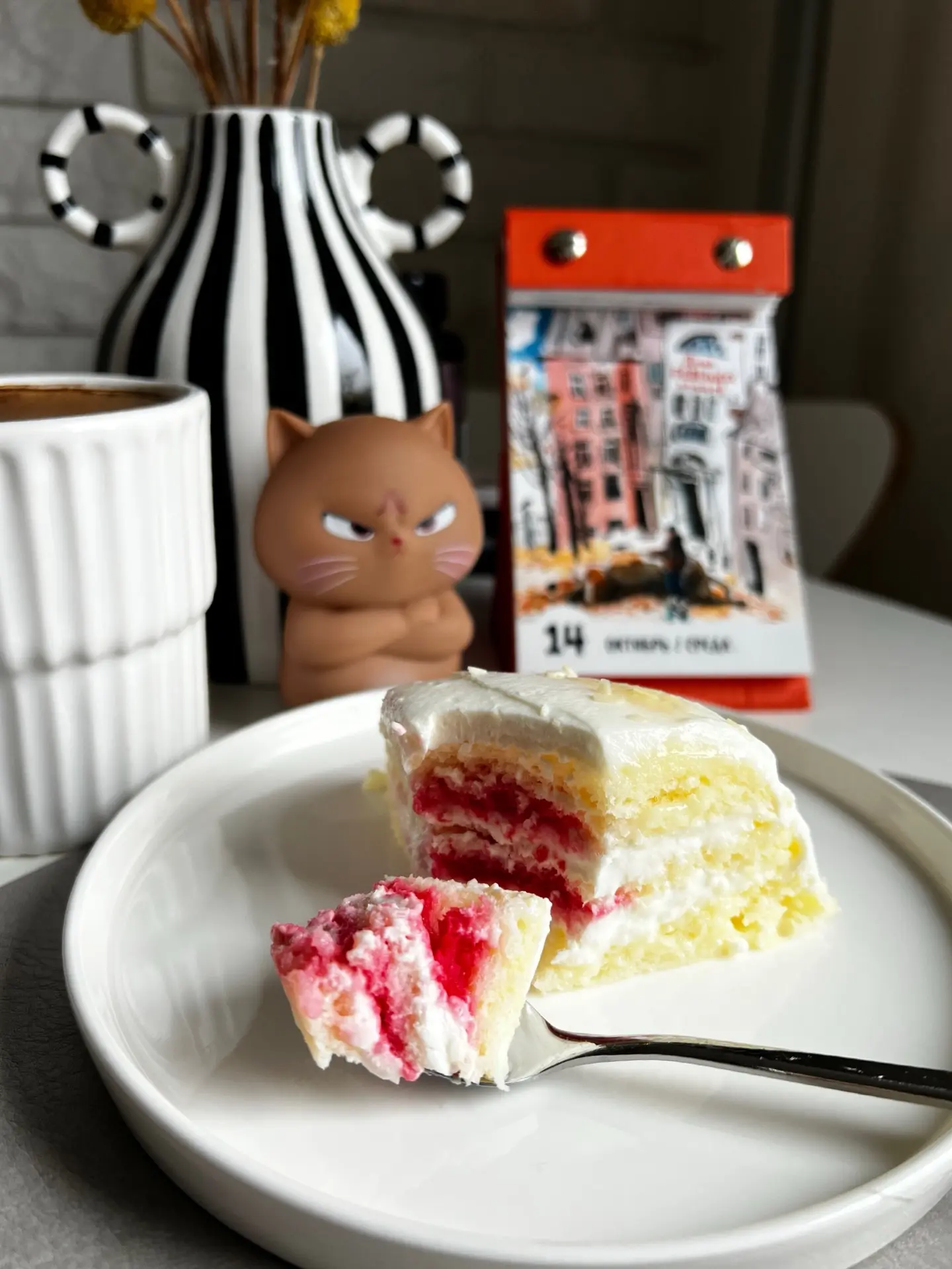 У меня время кофа и традиционного Десерта 🧁