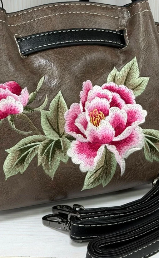 Новая коллекция женских кожаных сумок.