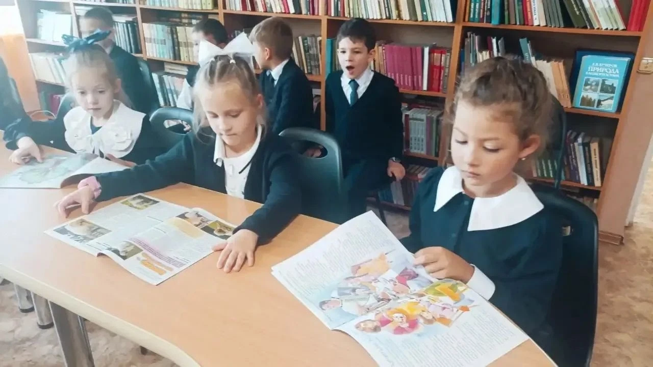 Первое знакомство с книжным царством: первоклассники 1 А в школьной библиотеке