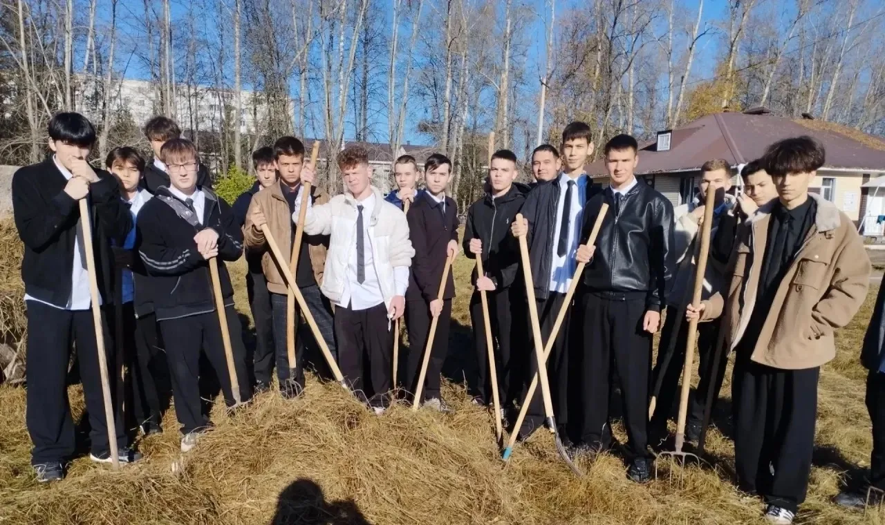 🤗 Стадион, расположенный рядом с Бугульминским машиностроительным техникумом, преобраз...