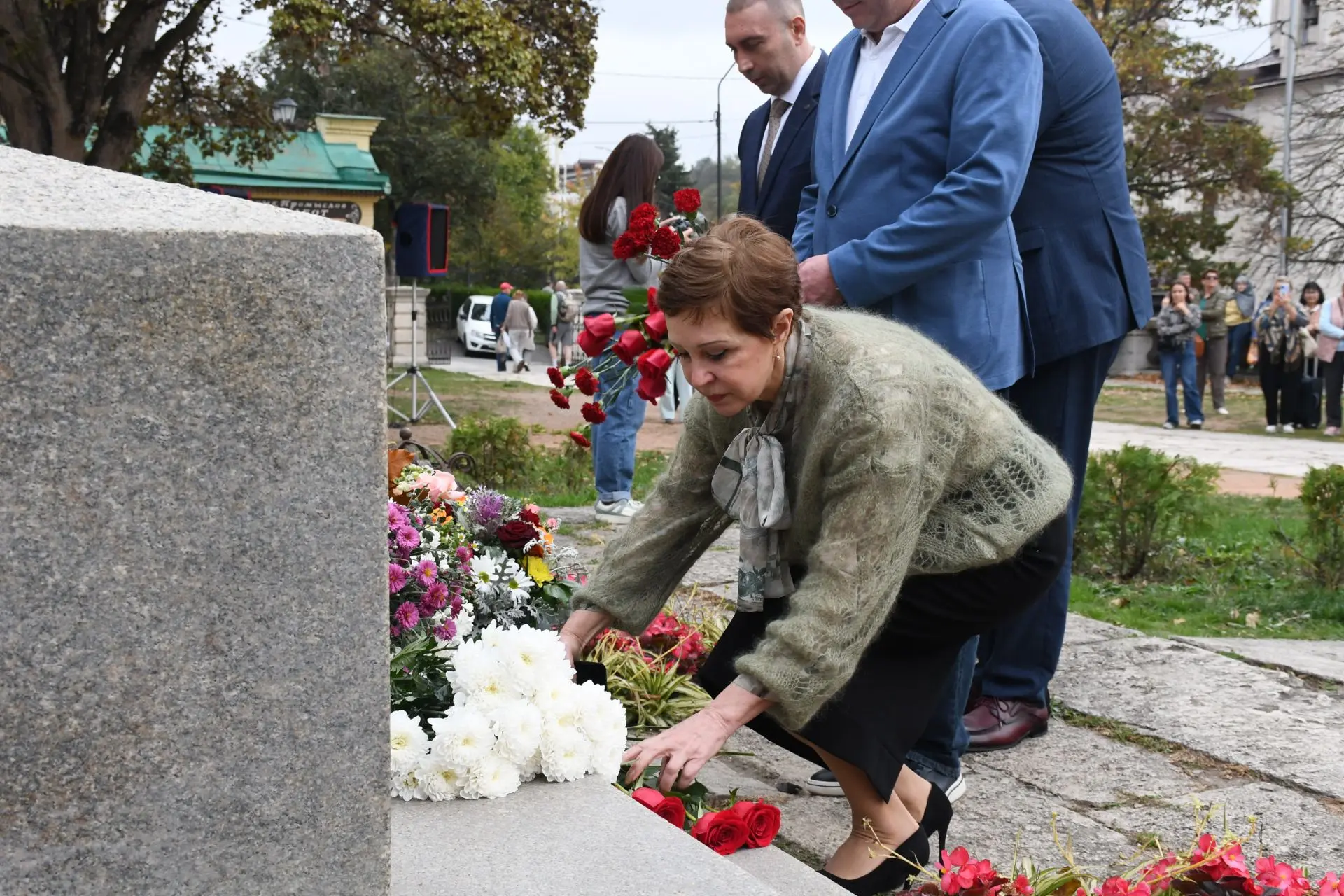 💐Пятигорчане возложили цветы к памятнику Михаилу Лермонтову
