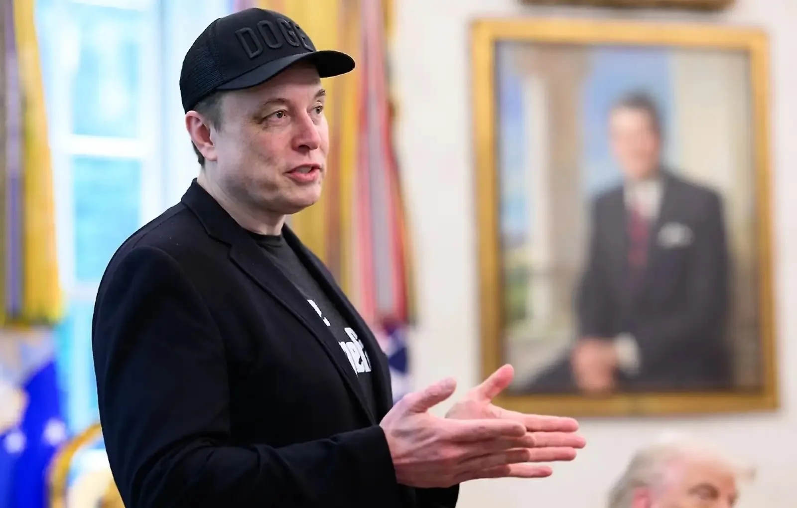 Американский предприниматель Илон Маск утратил статус триллионера после снижения стоимо...
