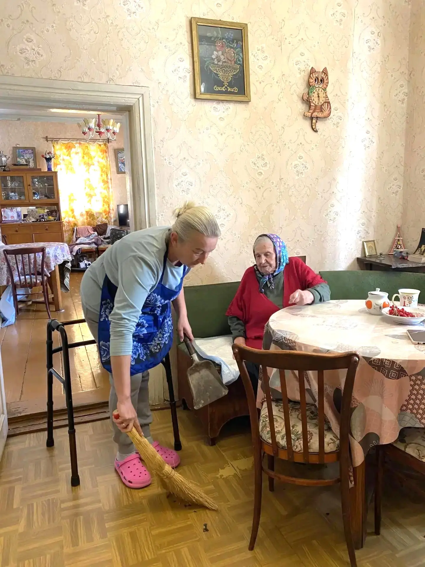 Социальные работники помогают навести порядок в доме и во дворе 🧹🏡