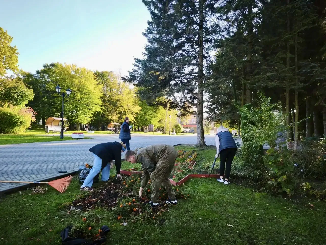 📌Субботник в городском парке: вместе делаем город чище!