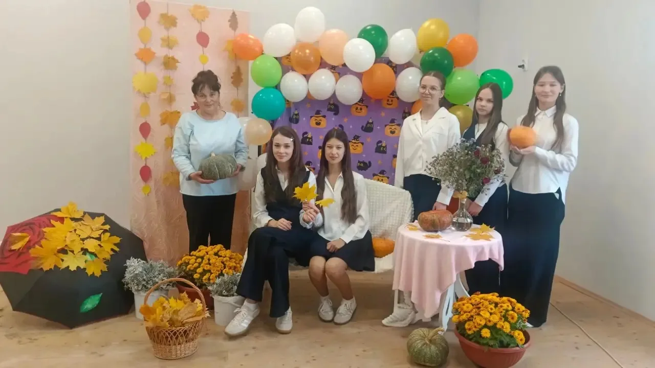 9т сыйныфы укучылары әзерләгән, "Алтын көз"не чагылдырган фотозона янында истәлеккә фот...