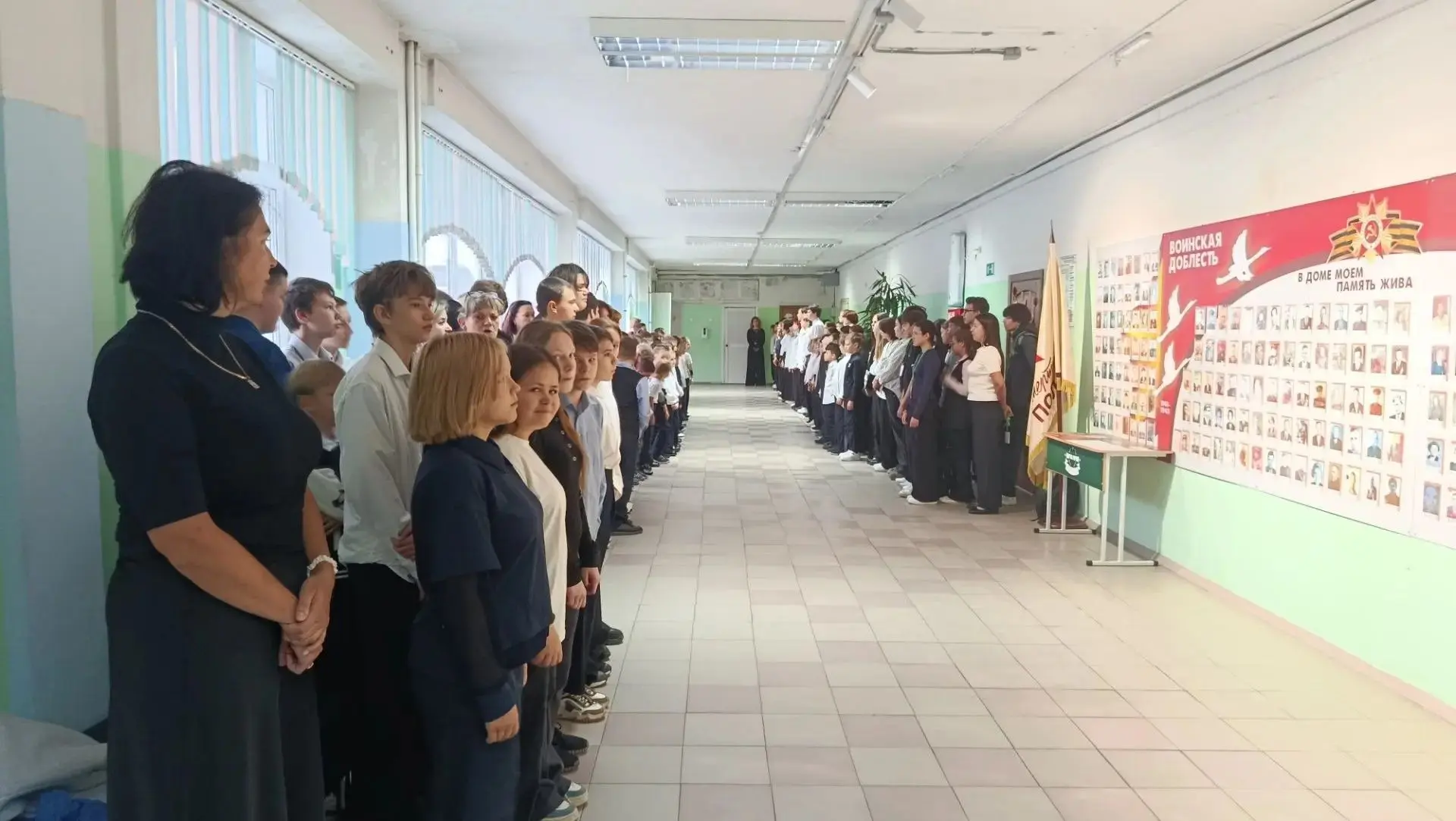 Сегодня в Белоярской школе №1 прошла традиционная торжественная линейка с выносом Госуд...