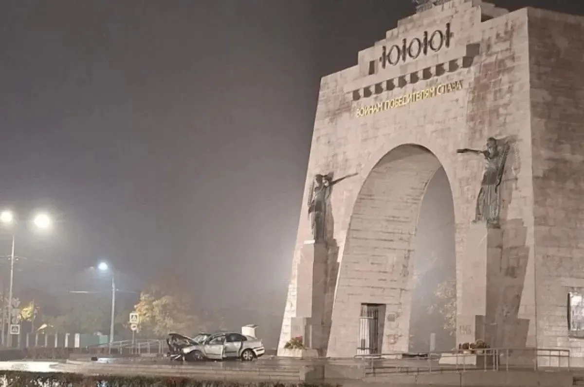 👀В Красном Селе пьяный водитель на «Фольксвагене» снес памятник воинской славы