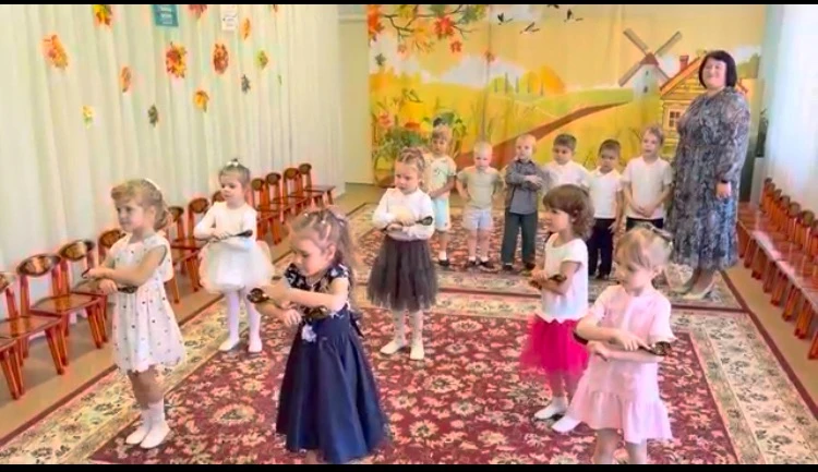 День пожилого человека ежегодно отмечают  1 октября. Для детей средней группы был отлич...