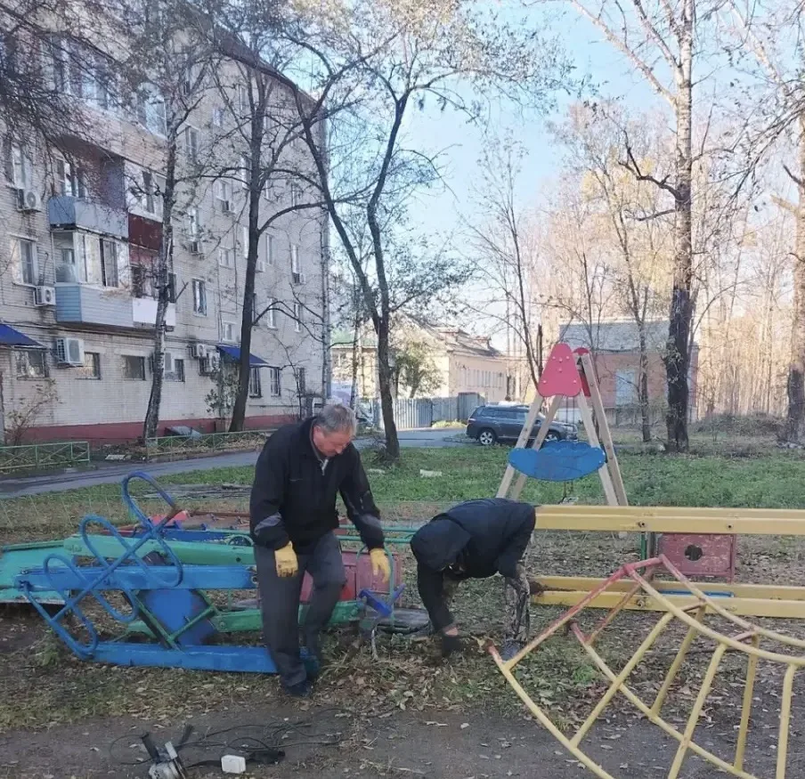 Опасные элементы плотники демонтировали с детской площадки в районе дома 21 по улице Мо...