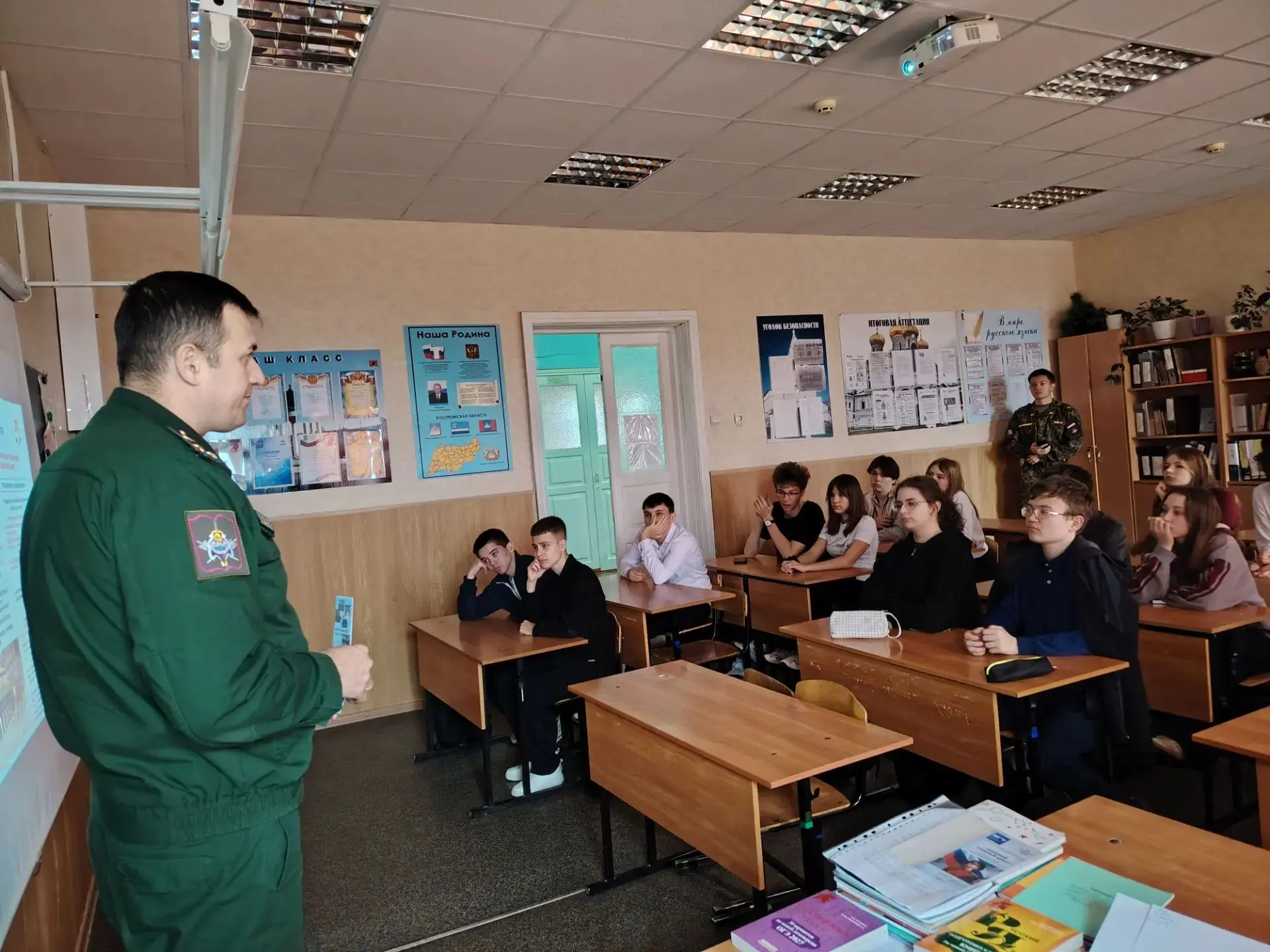 Наших учеников старших классов активно посещают представители высших военных учебных за...