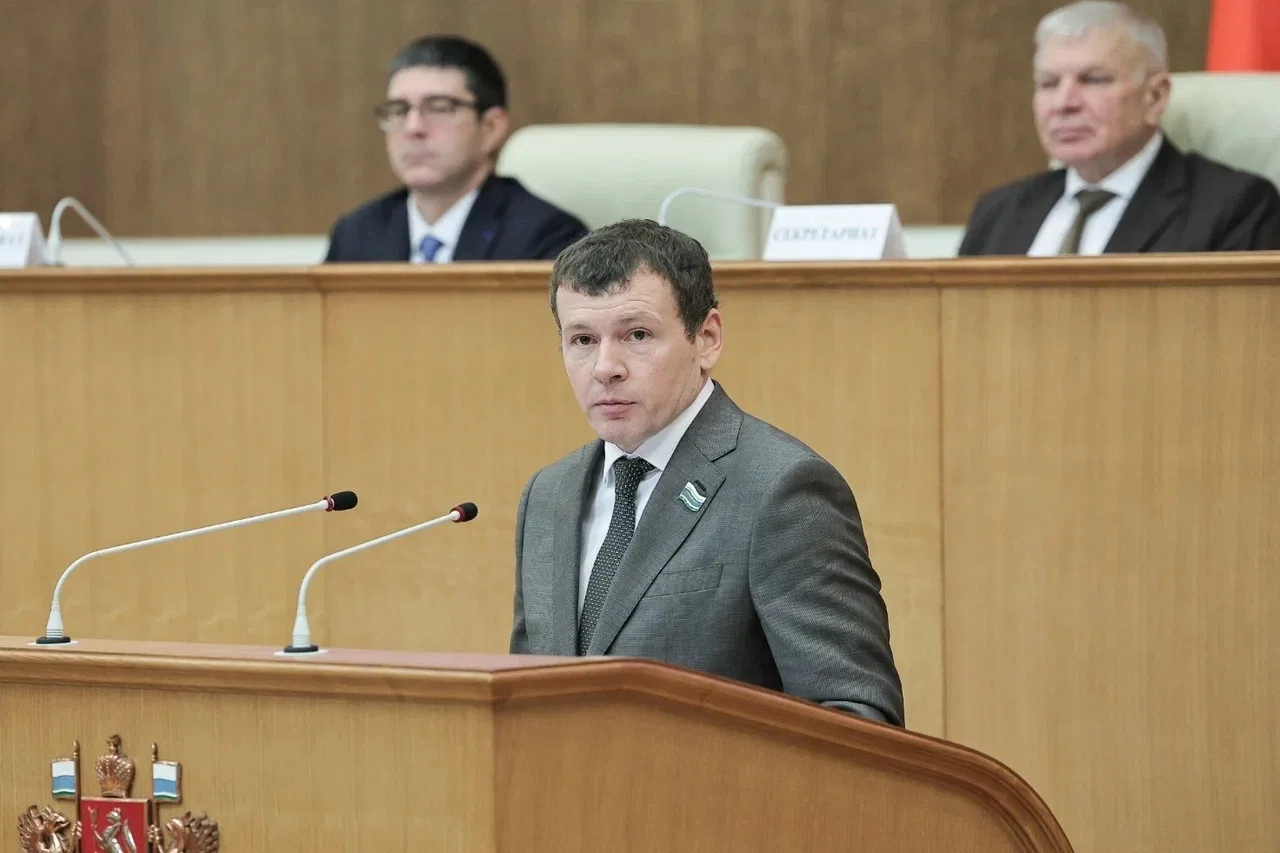 Депутаты Законодательного собрания Свердловской области единогласно избрали Дмитрия Ген...