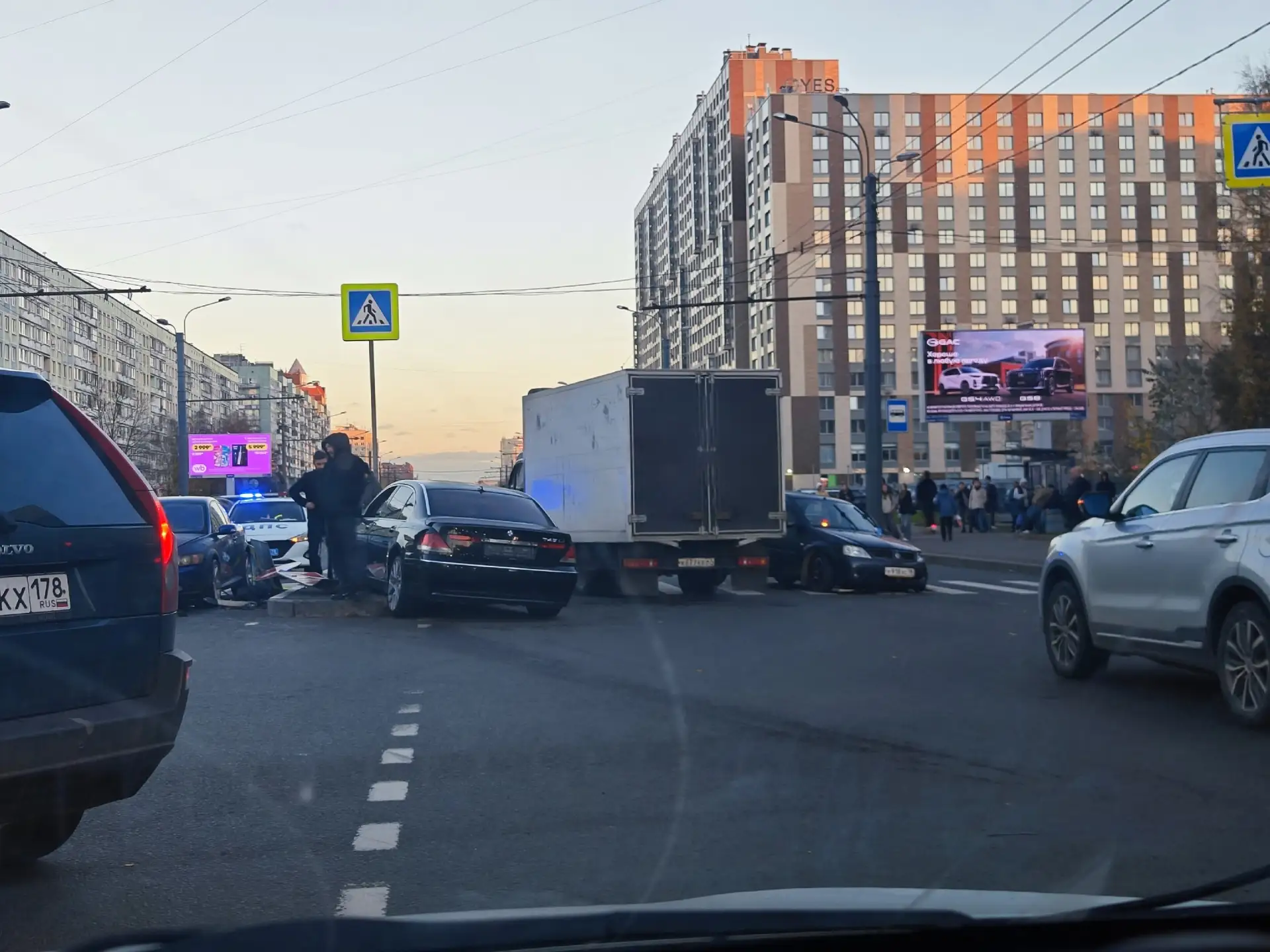 Большая авария на перекрестке проспекта Просвещения и улицы Симонова.