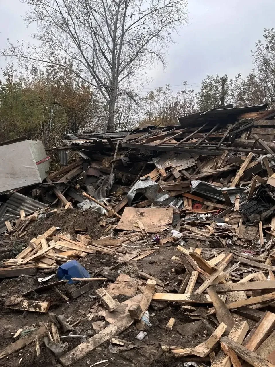 Полностью разрушили дом тюменца Азгена Газизулина, пока он находится в больнице. Его ед...