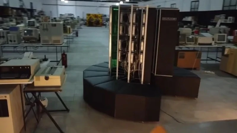 📌 Реплику легендарного суперкомпьютера Cray-1 из винтажных Mac Mini создали в Испании