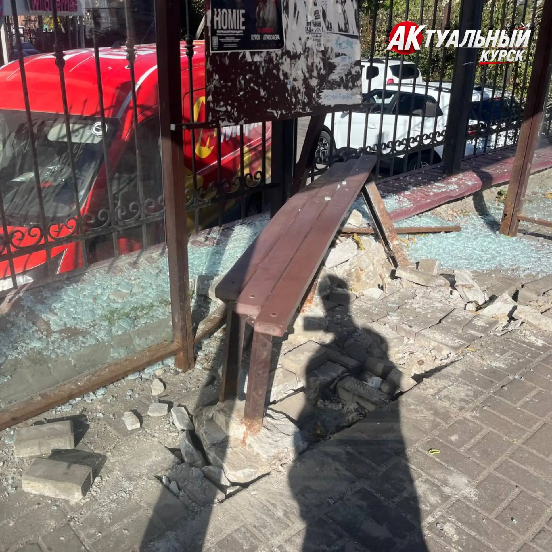 На остановке «Улица Гайдара» в Курске разбита тротуарная плитка, повсюду валяются облом...