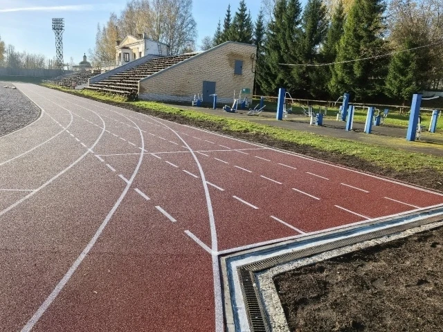 На стадионе появились новые современные беговые дорожки.