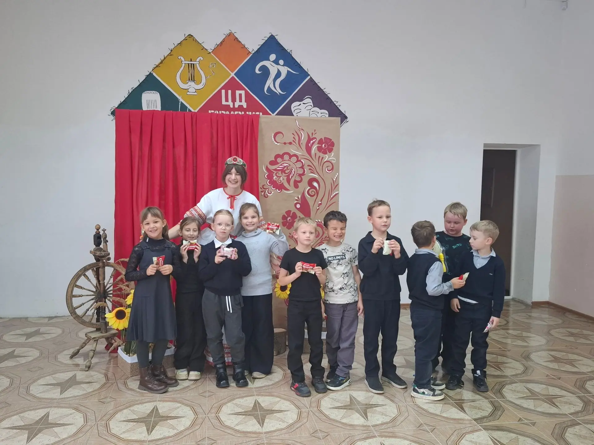"Шарф-Покров" - под таким названием сегодня прошла фольклорно-игровая программа для детей.
