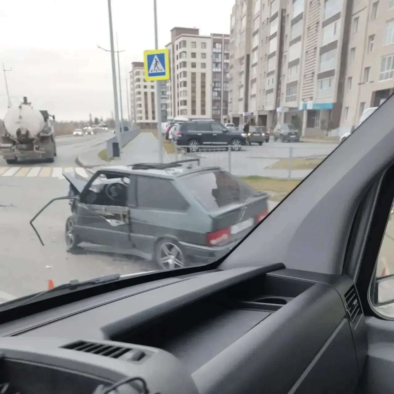 В Новом Уренгое ночью легковушка столкнулась с грузовиком