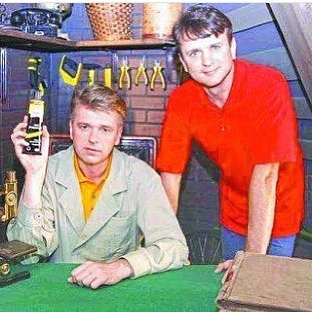 У нас есть сухая трава, клей Момент, два гвоздя и веревка и сейчас мы соберём автомат К...