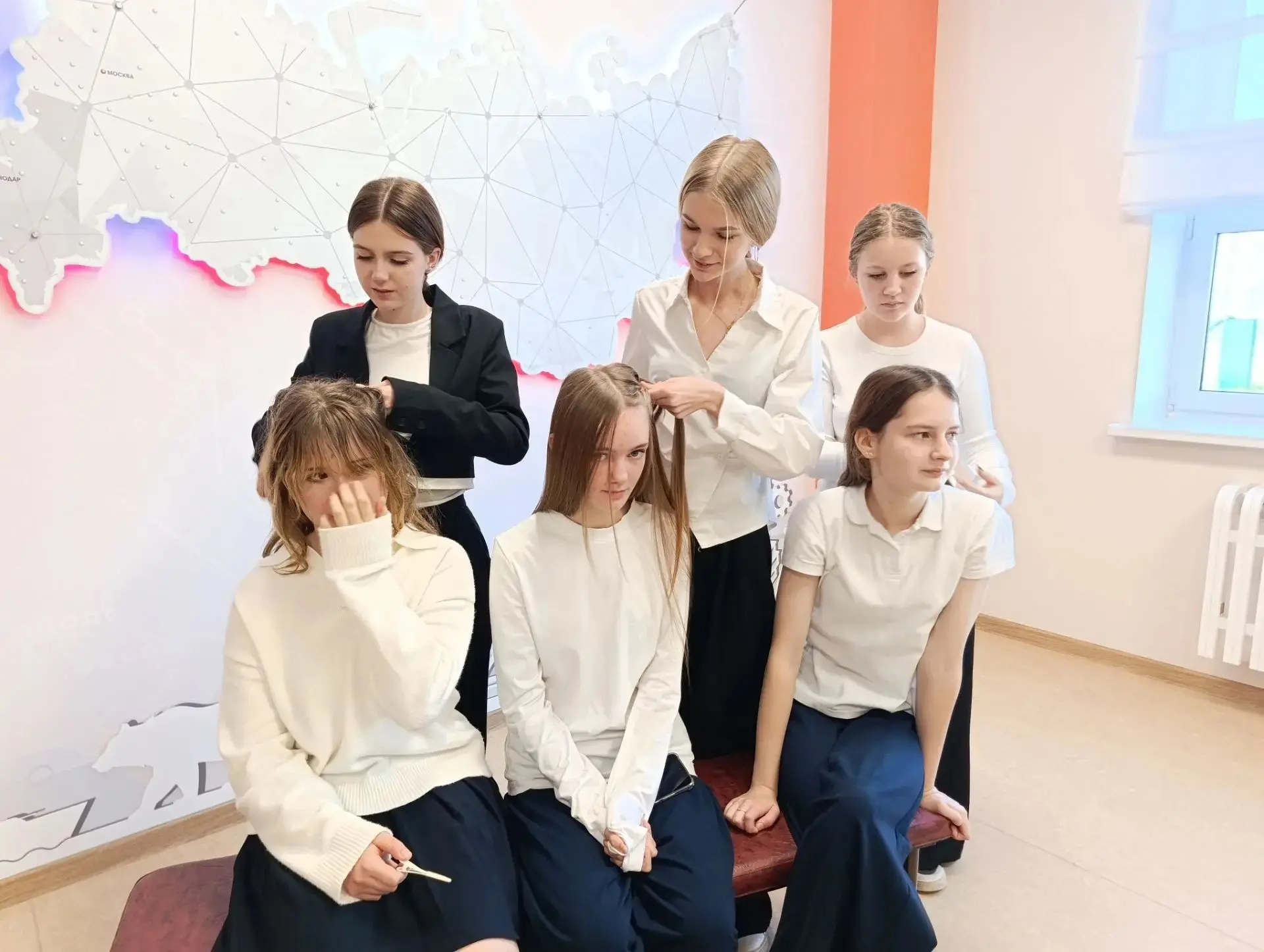 Сегодня в филиале МАОУ СОШ 50 прошла акция «Варвара-краса — школьная коса»! 🌟