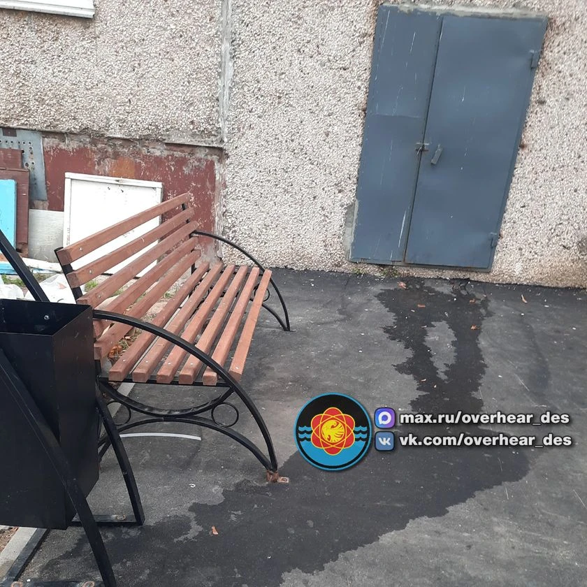 2-й микрорайон, дом 22, первый подъезд, после ремонта у дома установили лавочку, из мус...