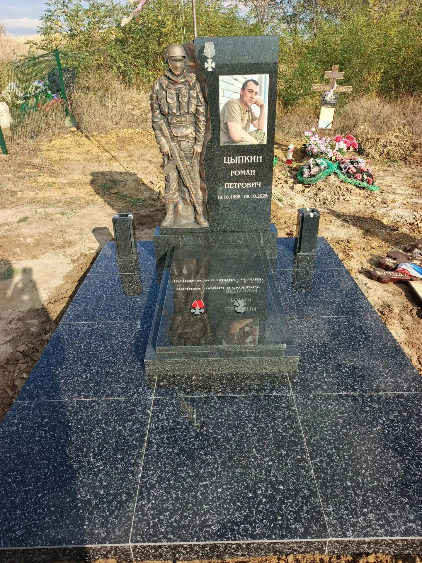 Установили еще один памятник нашему бойцу😔