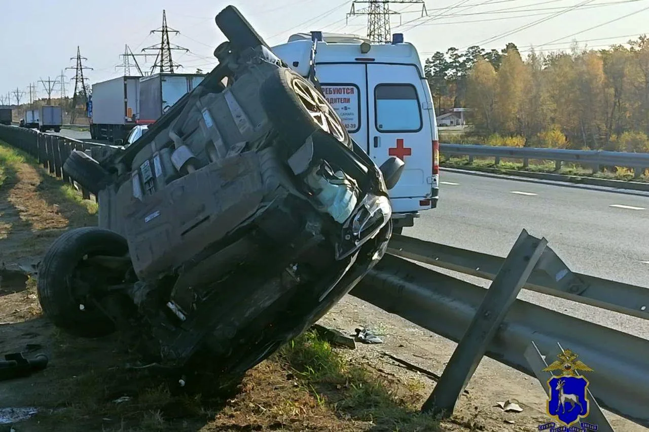 На трассе М‑5 в Самаре случилось ДТП: автомобиль Hyundai Solaris врезался в отбойник, п...