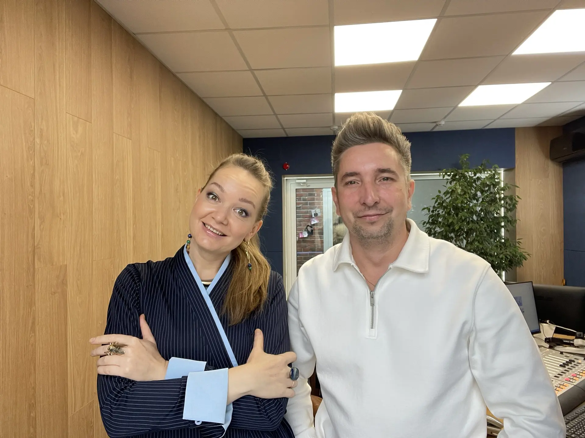 Плодотворный вторник впереди, а Оля Прохорова и Денис Погодин уже в студии! Давайте нач...