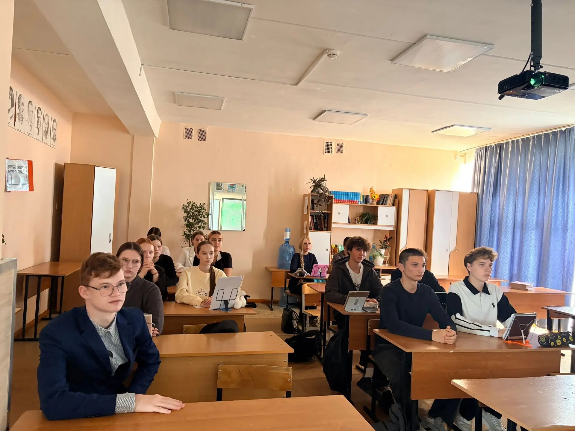 В преддверии Дня учителя в 11 «А» педагогическом классе прошли мероприятия в рамках «Ка...
