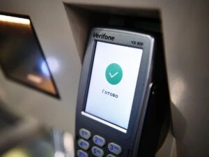 Пластик отправляется на пенсию: треть покупок в стране теперь совершается с помощью взм...