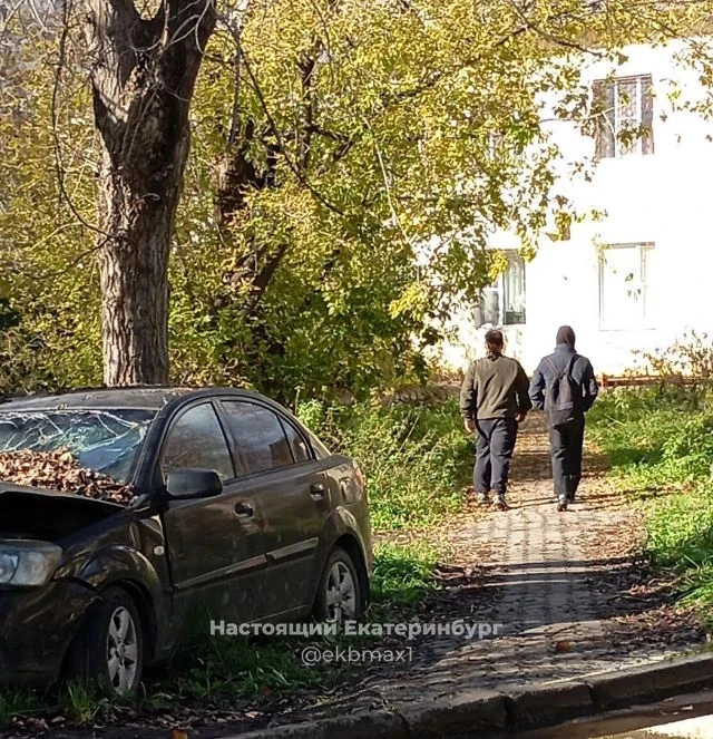 Вот эти два подростка (лет 17-19) вчера в районе 12.40  ходили по улице Симферопольской...