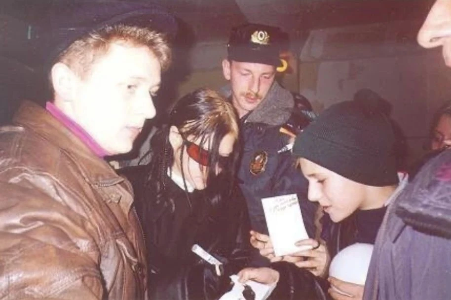 Линда раздаёт автографы после концерта. Россия, 1990-е годы.