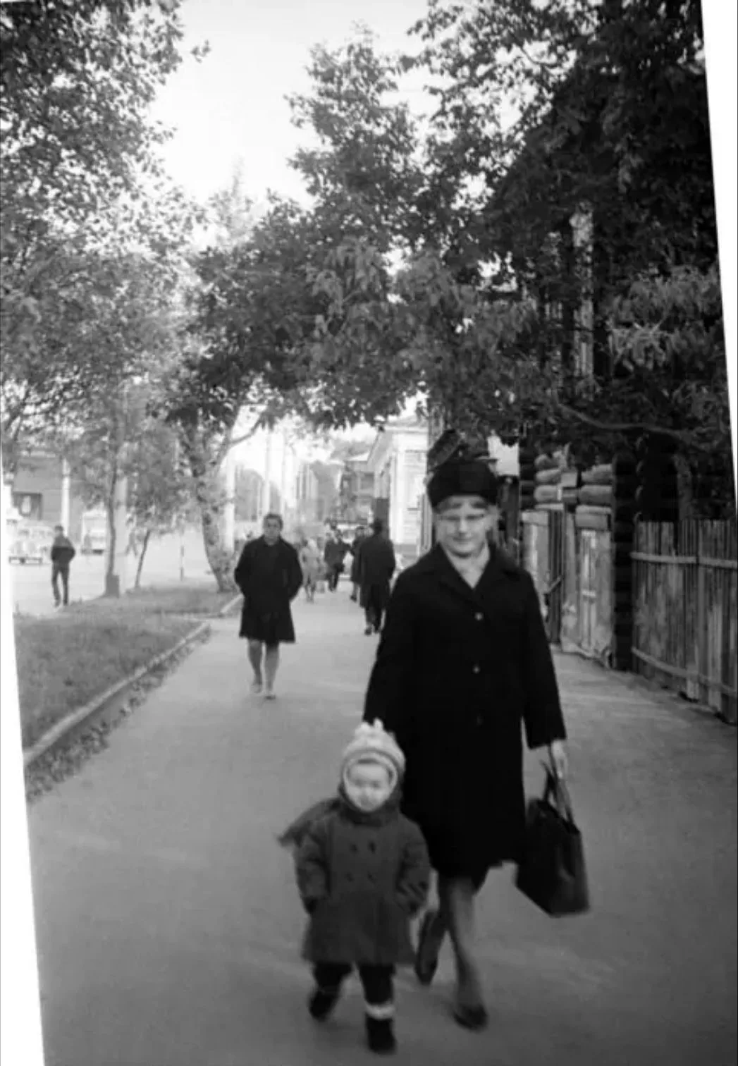 Справа снесённый дом пр. Фрунзе, 43. 1969 год