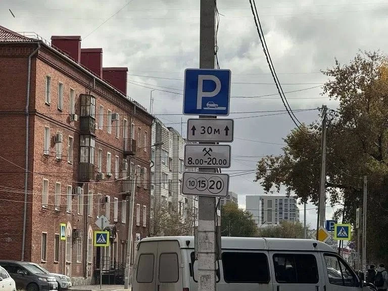 В Омске запускают платную парковку. Первые знаки появились на улице Пушкина, в районе Л...