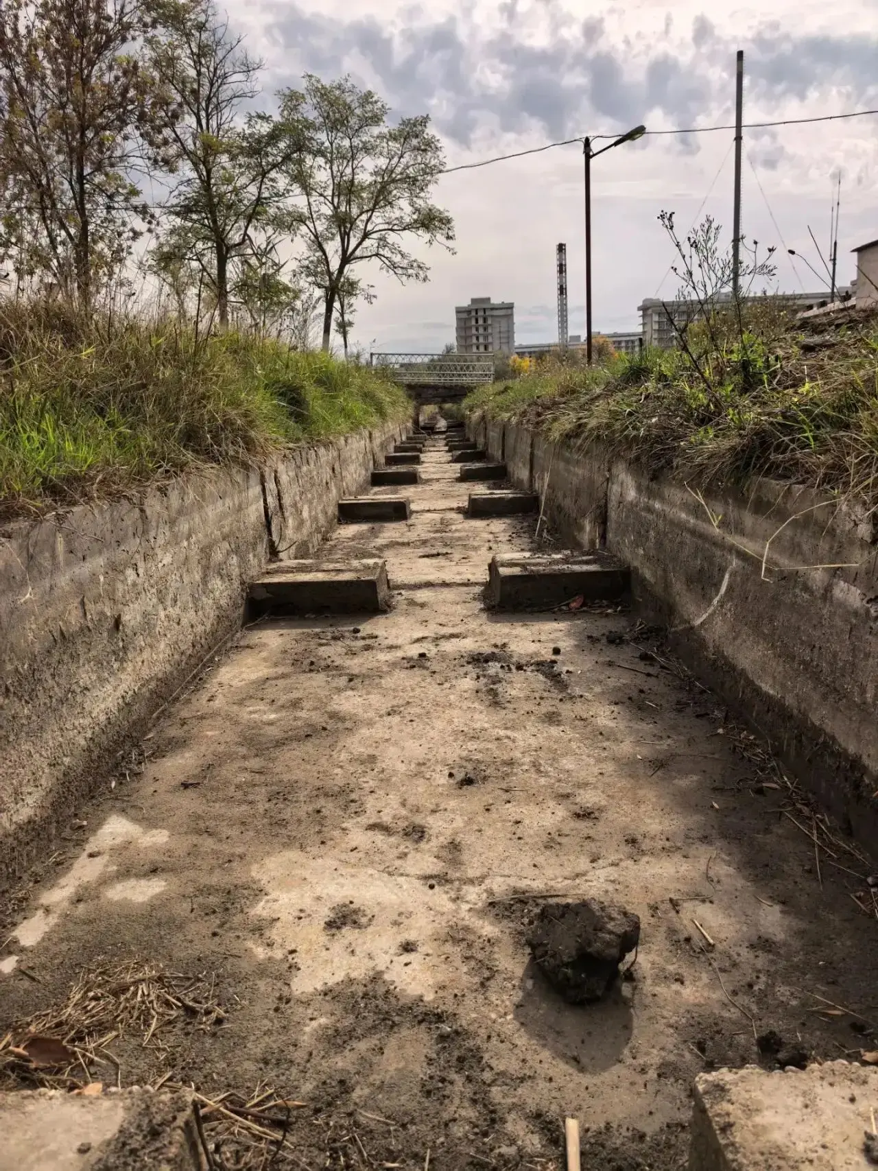 💧 В Анапе расчистили водоотводный канал вдоль Верхней дороги