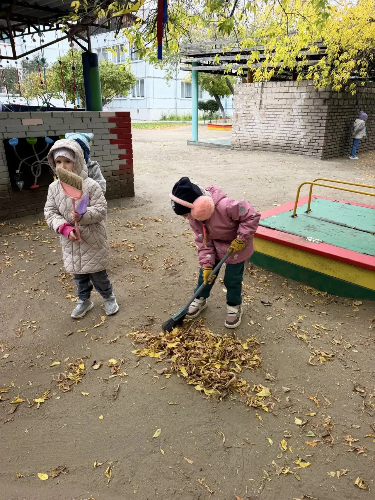Трудовое воспитание в действии: дети оставили участок к выходным чистым! 🍂🧹
